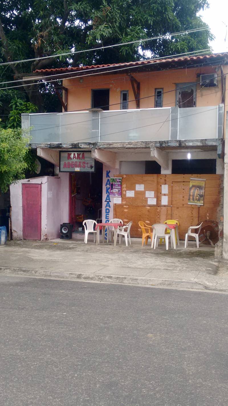 Vendo Casa e Duas Lojas Comerciais.